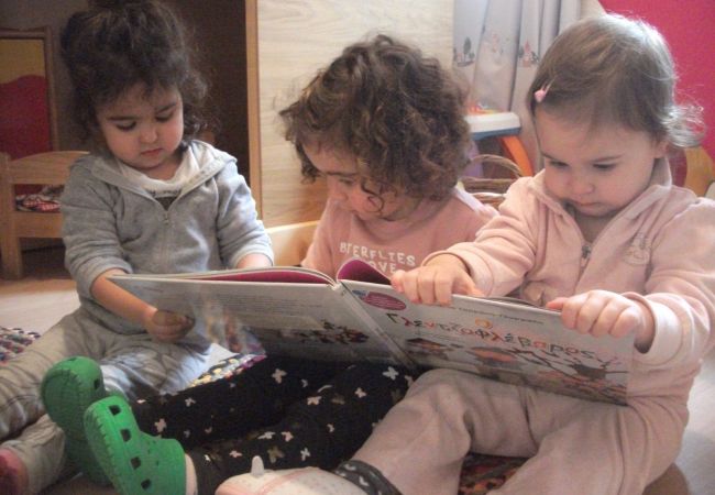 Διαβάζουμε παραμύθια με τους φίλους μας