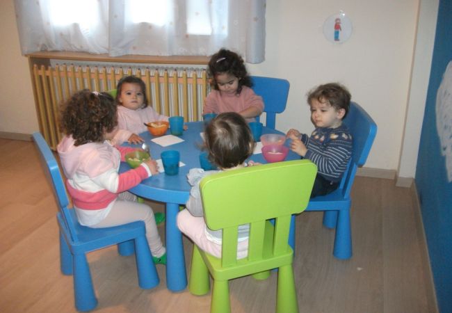 Με τους φίλους το φαγητό είναι πιο νόστιμο