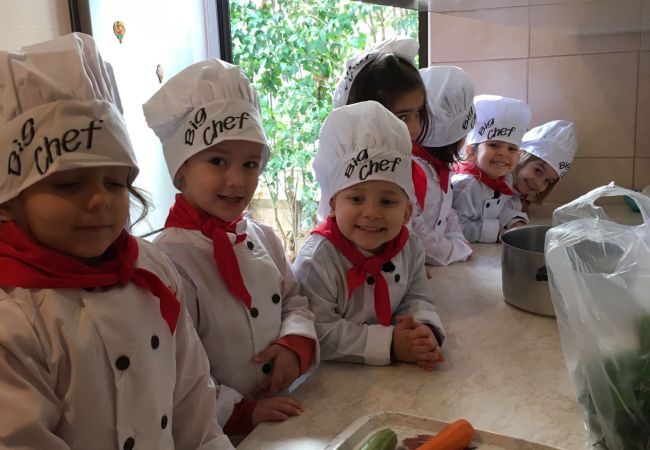 Ψάχνουμε τις βιταμίνες στην κουζίνα του σχολείου