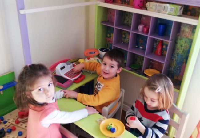 Ποιος θα ψωνίζει στο μαγαζάκι μας